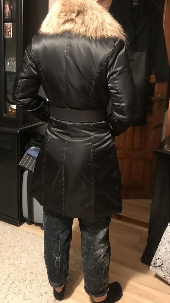 Czarny płaszcz puchowy  z  naturalnym lisem  Luo Luo r. S / XS