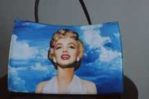 Torebka Marilyn Monroe elegancka kuferek do ręki niebieska granatowa