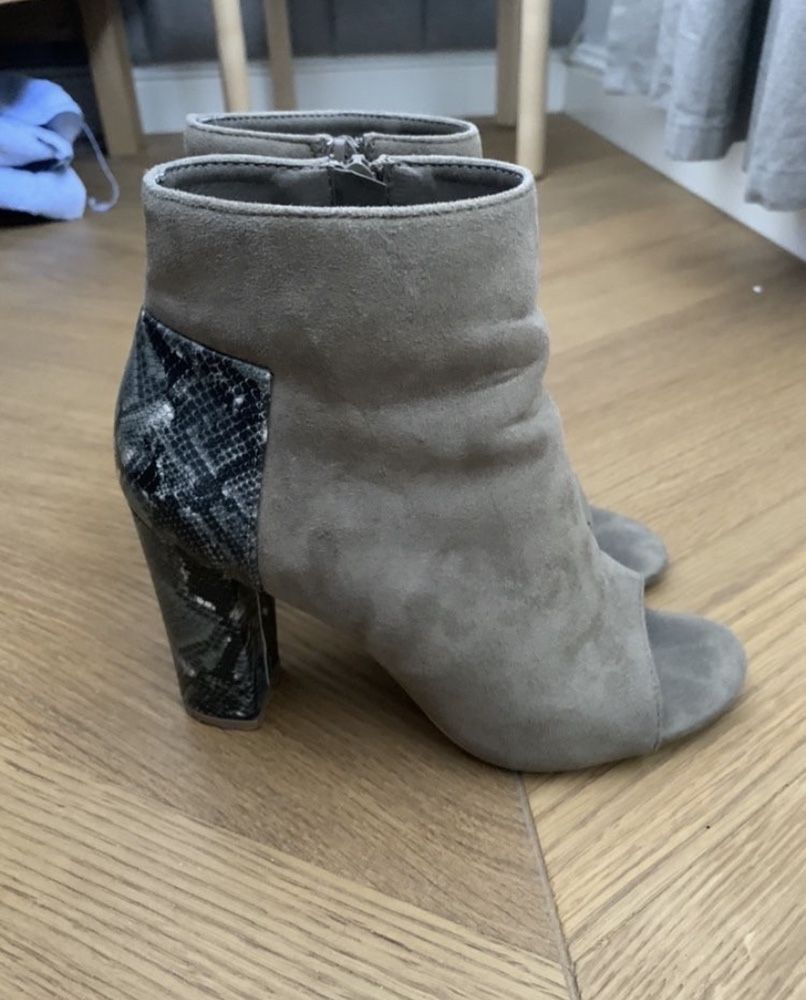 Botki z odkrytymi palcami na obcasie khaki