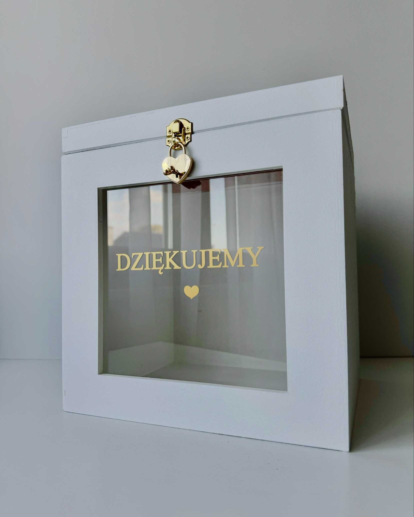 Duże białe pudełko na koperty zamykane na kluczyk pleksi złoty napis