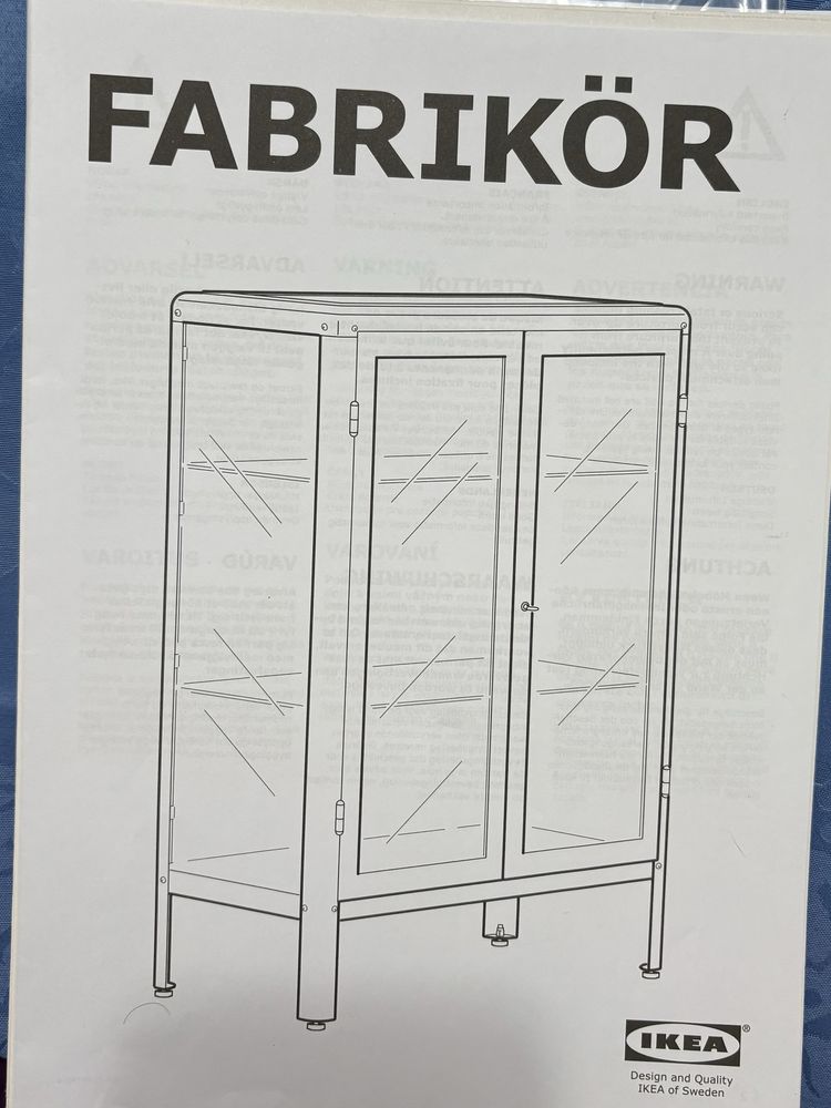 Móvel vitrine em vidro IKEA
