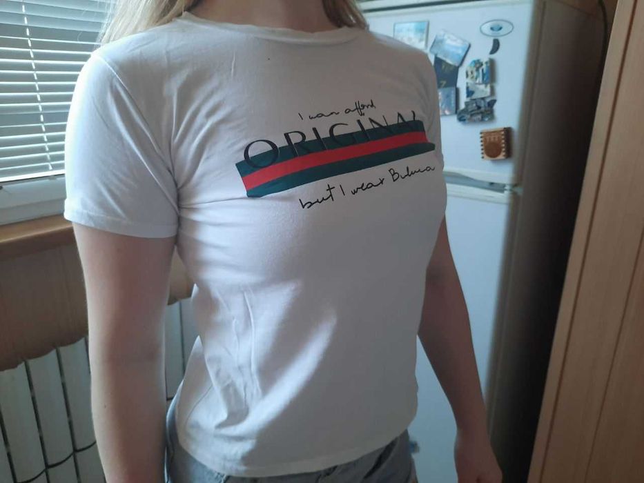 Белая стильная футболка