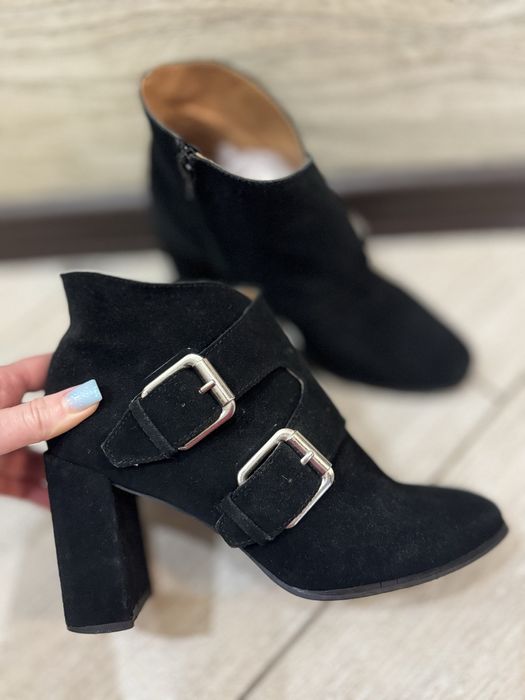 Козаки,ботинки чорні,замшеві на каблуку,напівботинки 37р