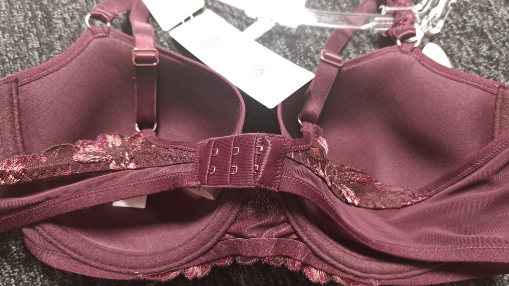 Biustonosz triumph w rozmiarze 85B, burgundowy spacer cup z fiszbinami