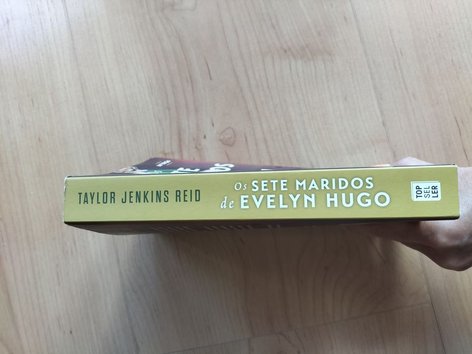 Livro "Os sete maridos de Evelyn Hugo"