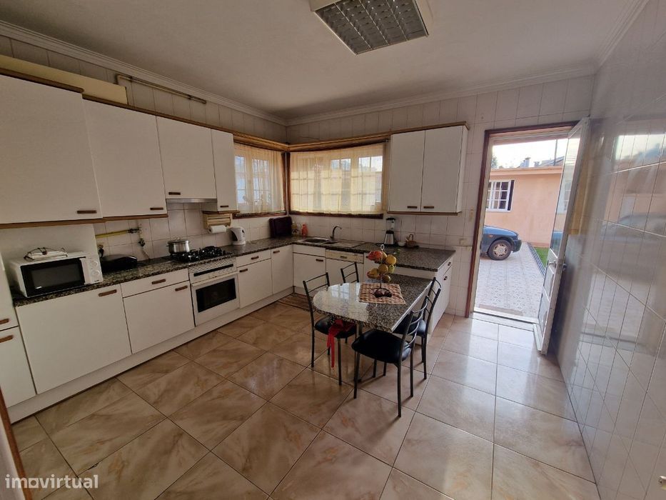 FANTÁSTICO oportunidade de negócio - MORADIA V4 com duas suites