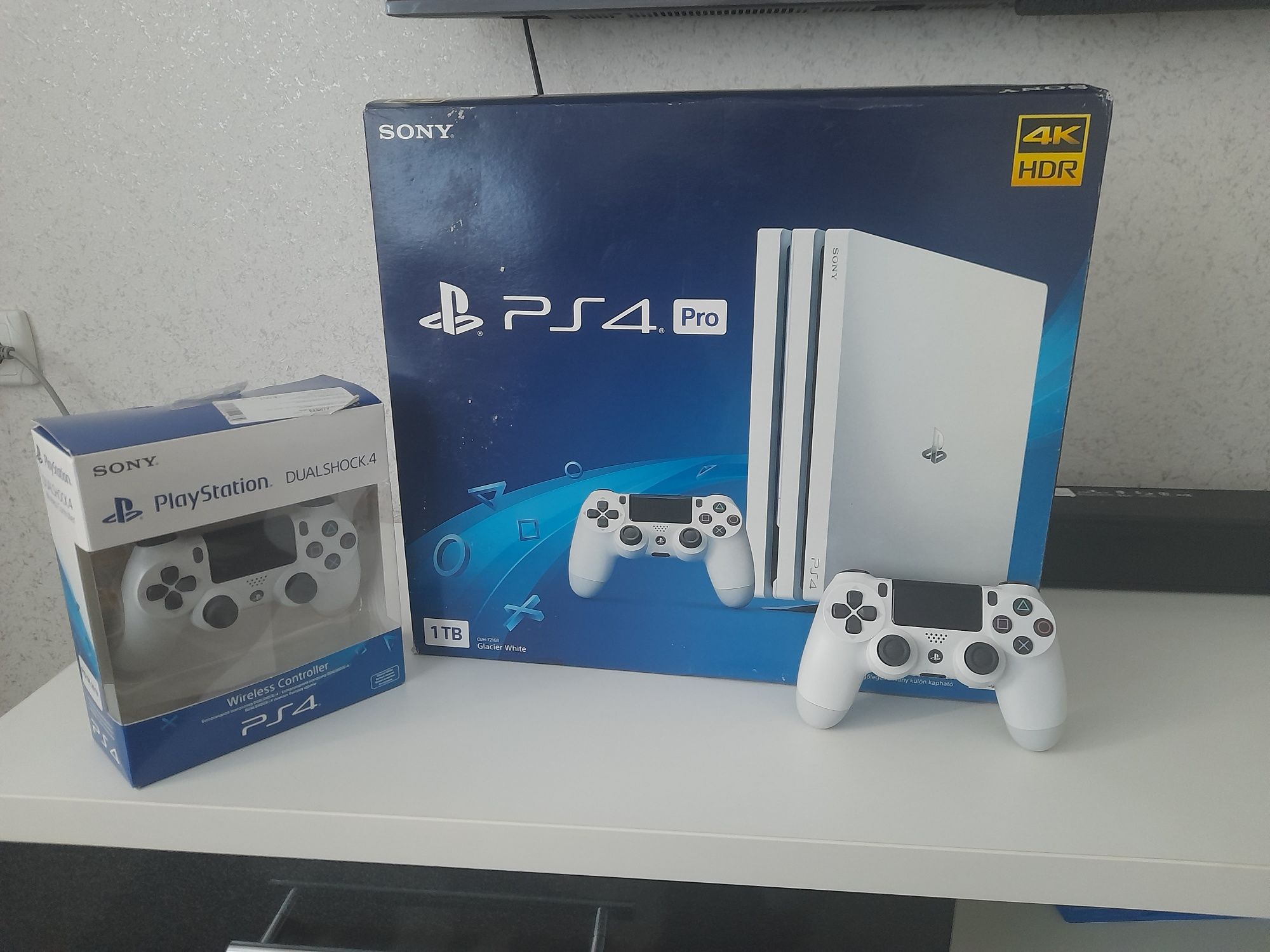 Sony PS 4 Pro в ідеальному стані