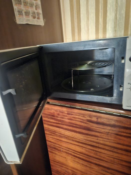 Продам микроволноку Samsung  б/у в рабочем состоянии Samsung б/уб/у