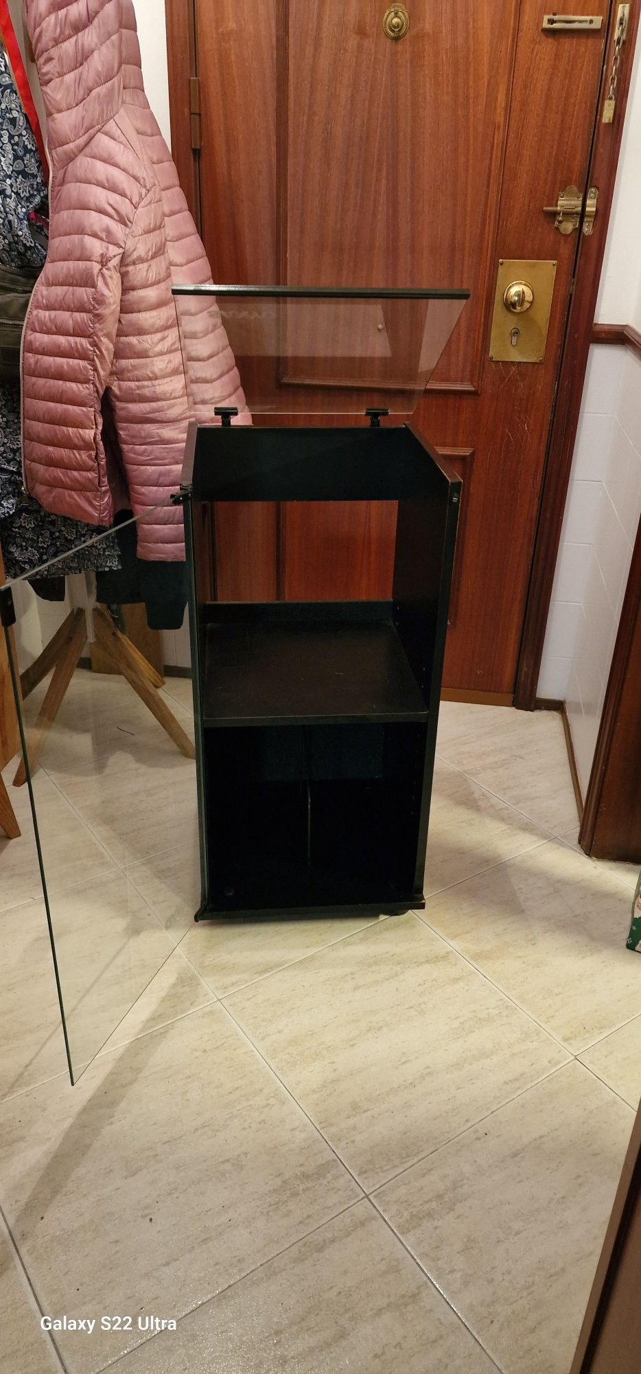 Móvel e colunas vintage