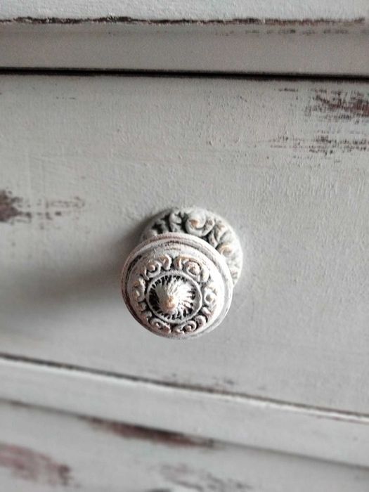 Comoda restaurada, Branca