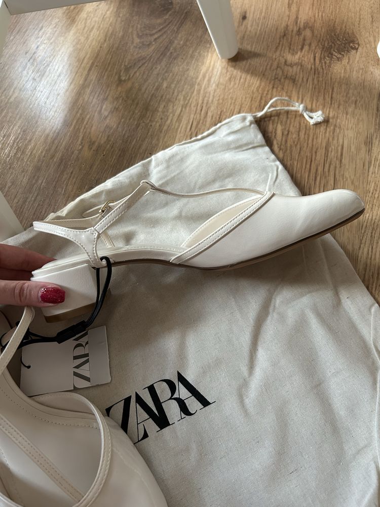 Lakierowane buty na obcasie Zara
