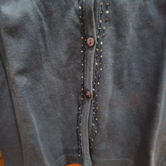 Casaco de algodão adornado com flores e missangas