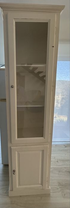 Movel de madeira com portas de vidro