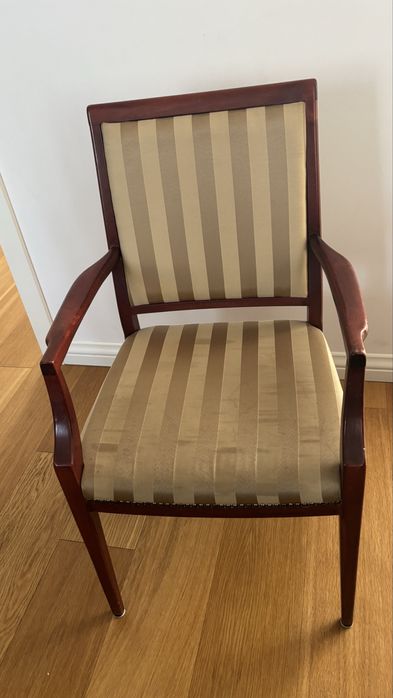 Krzesła do jadalni b. eleganckie