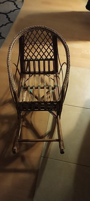 Fotelik bujany wiklinowy dla dziecka