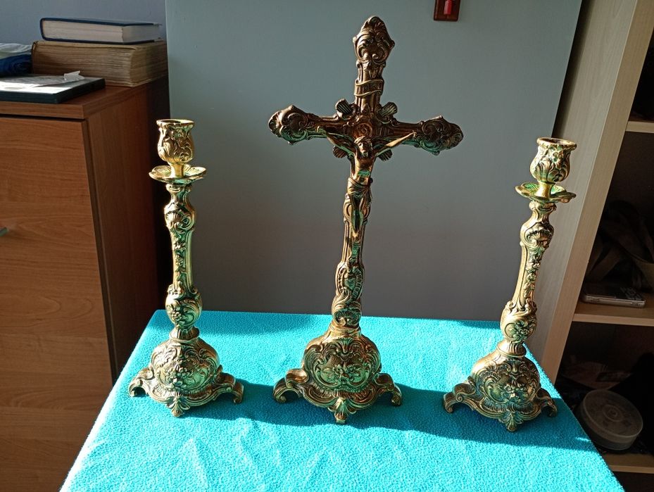 krzyż mosięrzny ze świecznikami