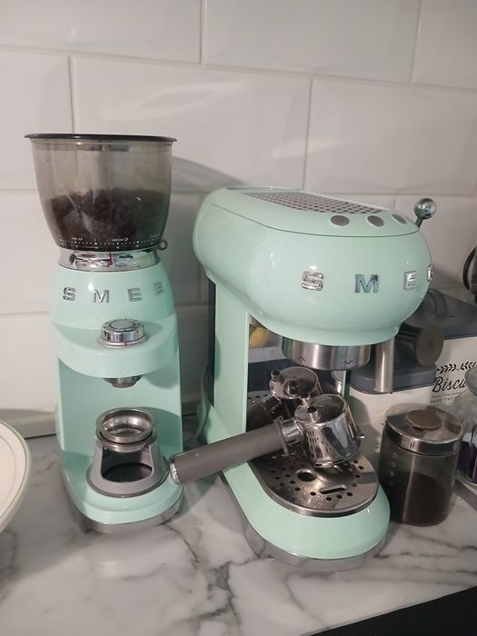 Máquina de CAFÉ EXPRESSO  SMEG + MOINHO