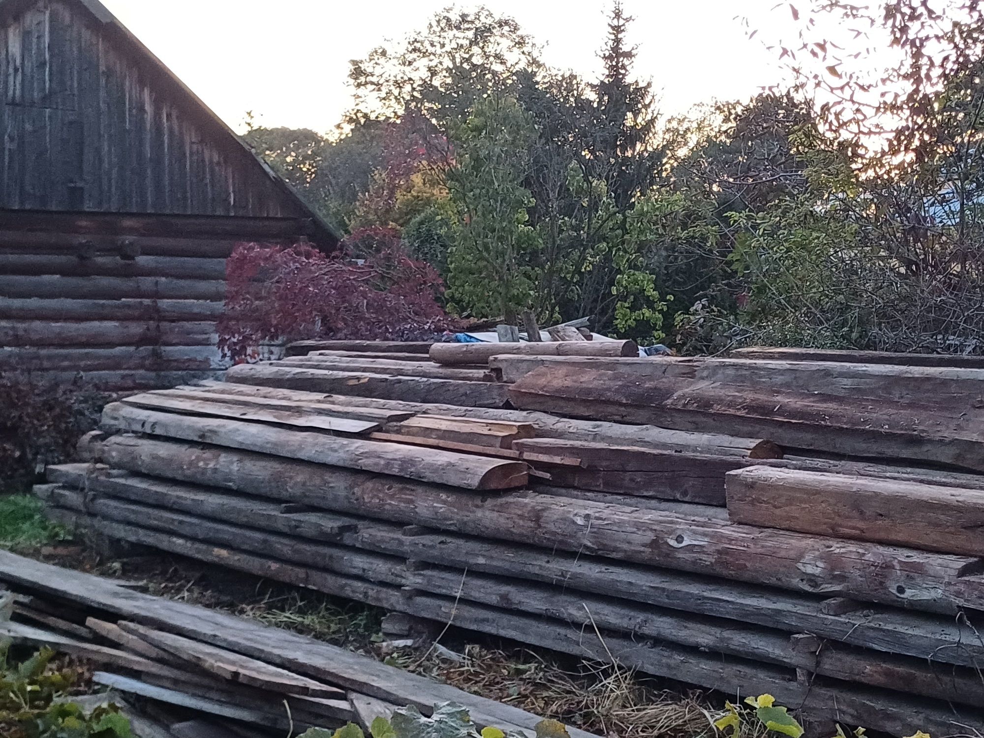 Belki drewniane z rozbiórki 100 letniej stodoły.