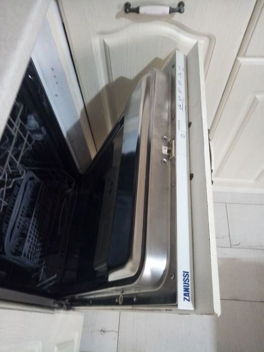 Посудомийка zanussi