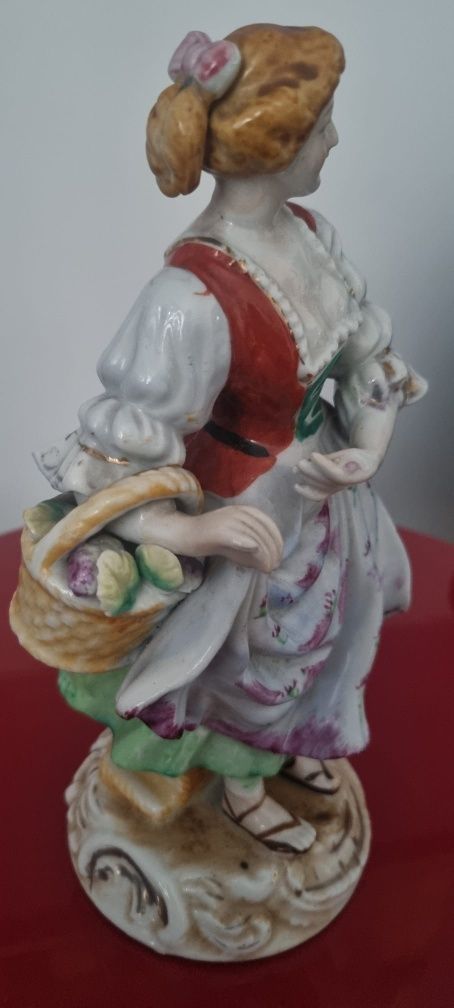 Zabytkowa porcelanowa figurka ,,Dama z koszykiem,,