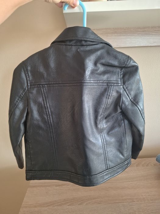 Kurtka dziecięca z ekoskóry MANGO