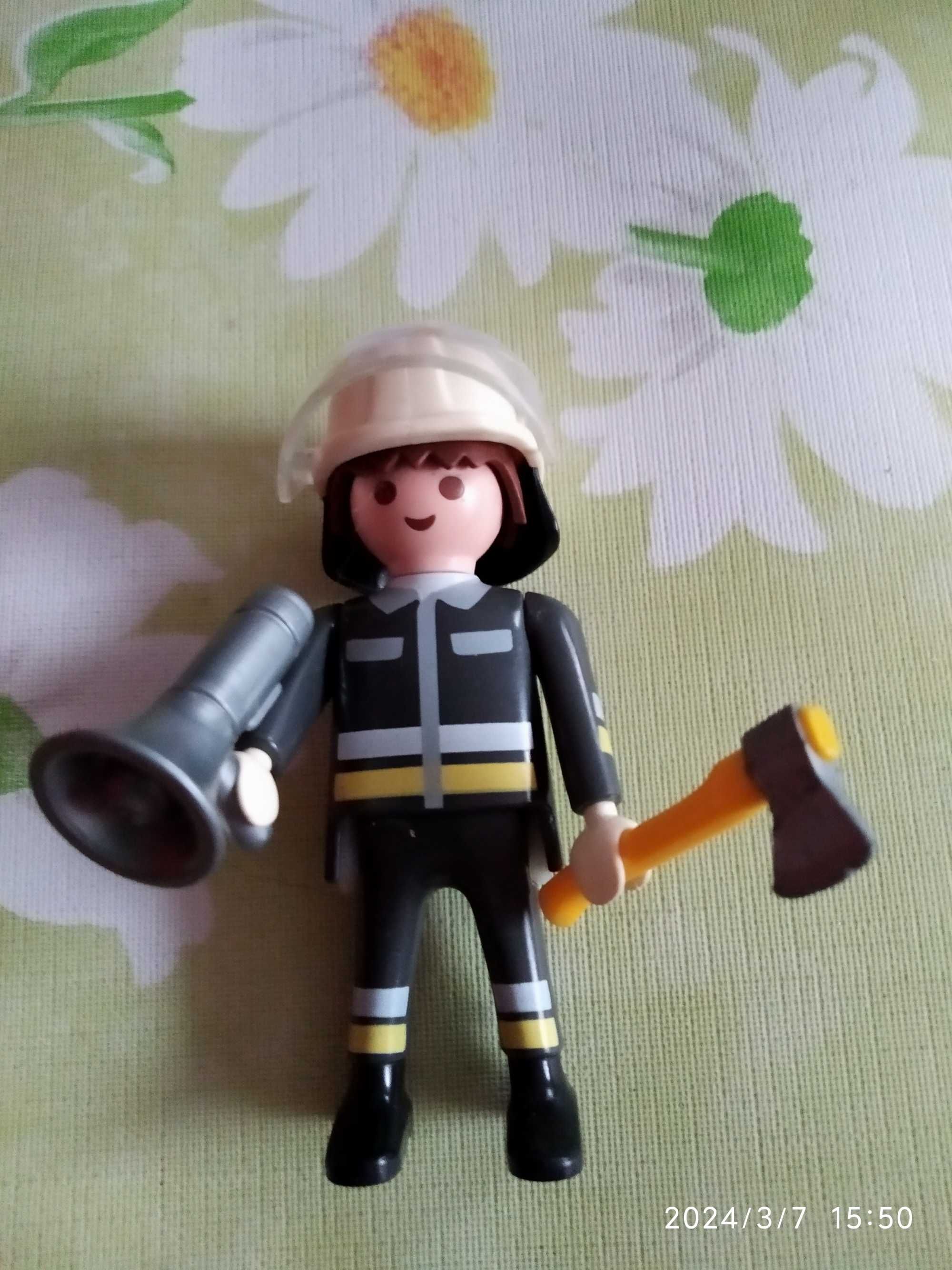 Playmobil figurka strażak w hełmie + mama z synem