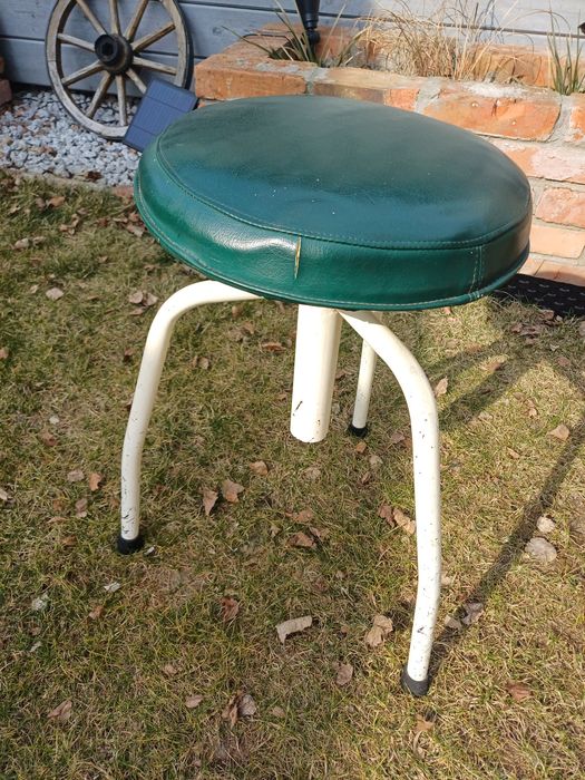Stary taboret medyczny, lekarski, szpitalny metalowy obrotowy z PRL.