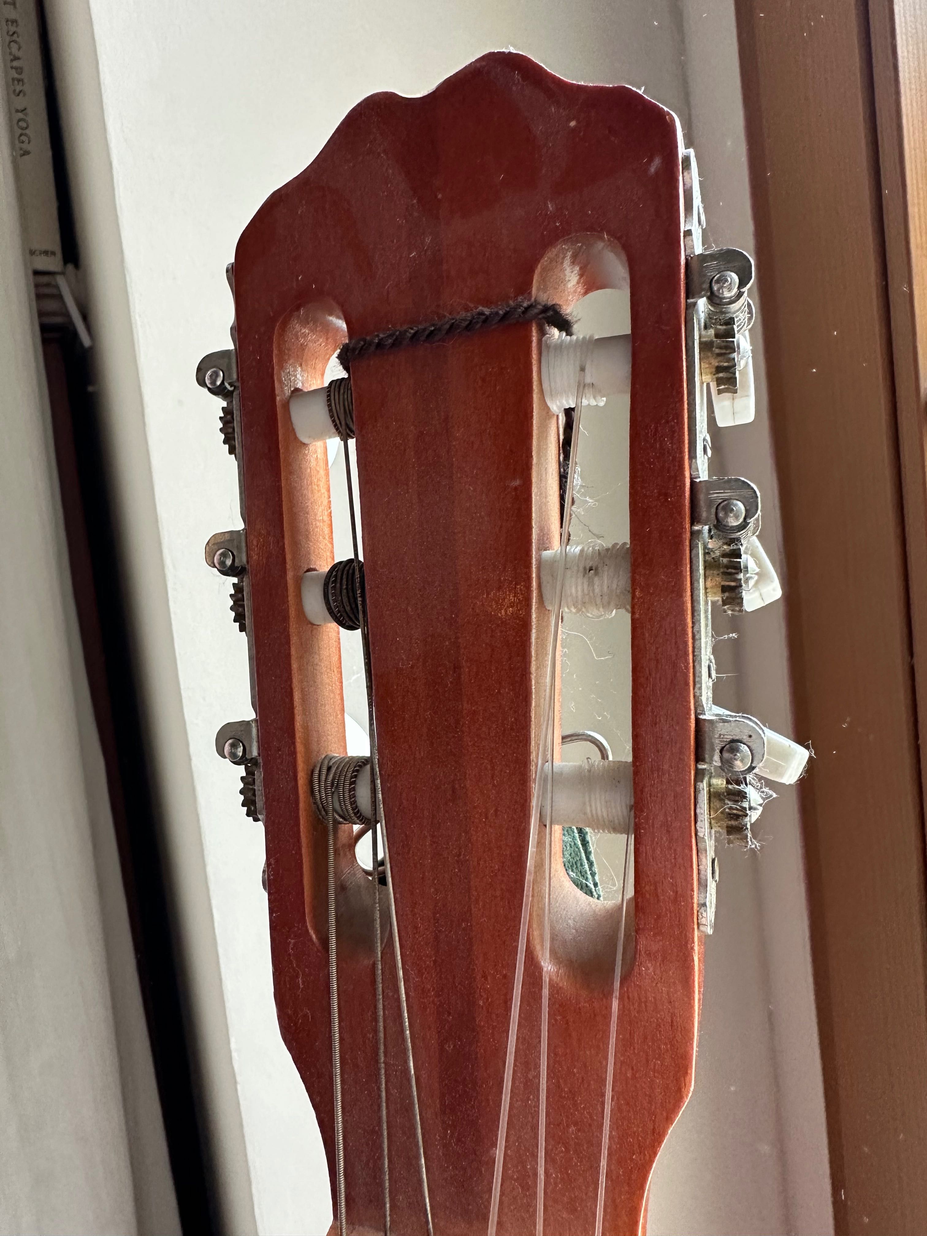 Gitara akustyczna z ozdobną rozetą
