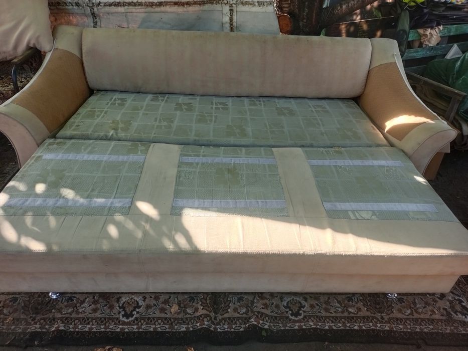 Продам два дивана и кресло