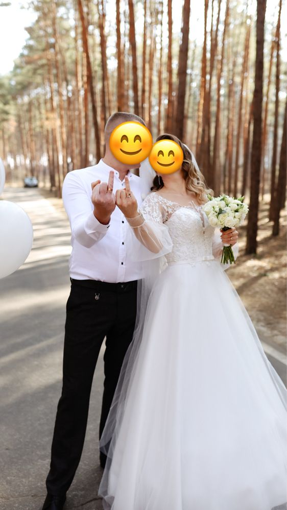 Продам весільну сукню (шубка біленька в подарунок)