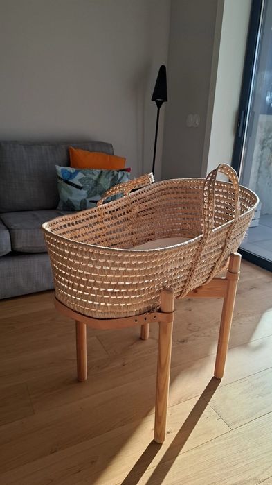 Berço em cesta de verga com suporte em madeira