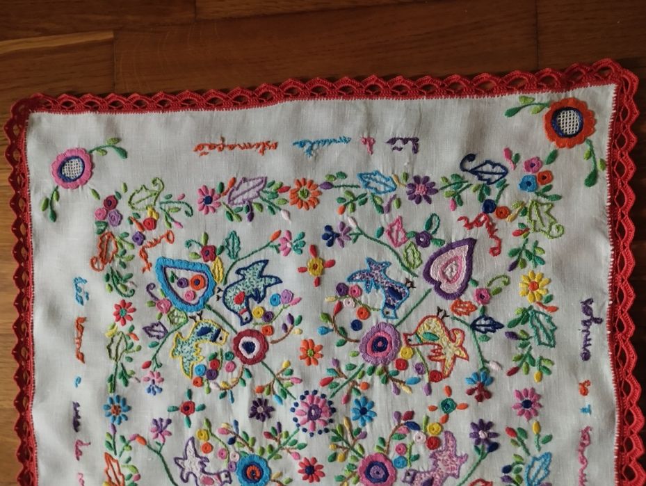 Lenço em linho bordado á mão