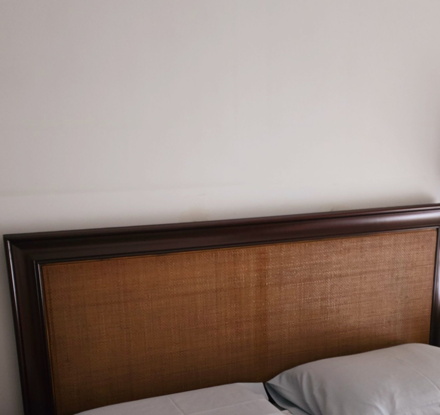 Cama e mesas cabeceira