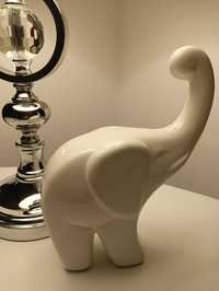 Słoń z porcelany z podniesioną trąbą
