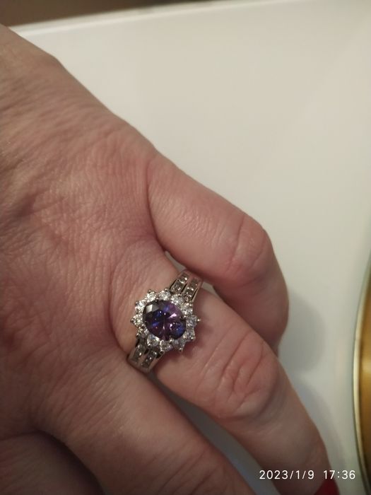 Sprzedam pierścionek rozmiar 18