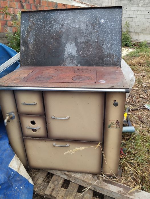 Fogão  a lenha e a gás muito antigo e pesado em ferro fundido uma autê