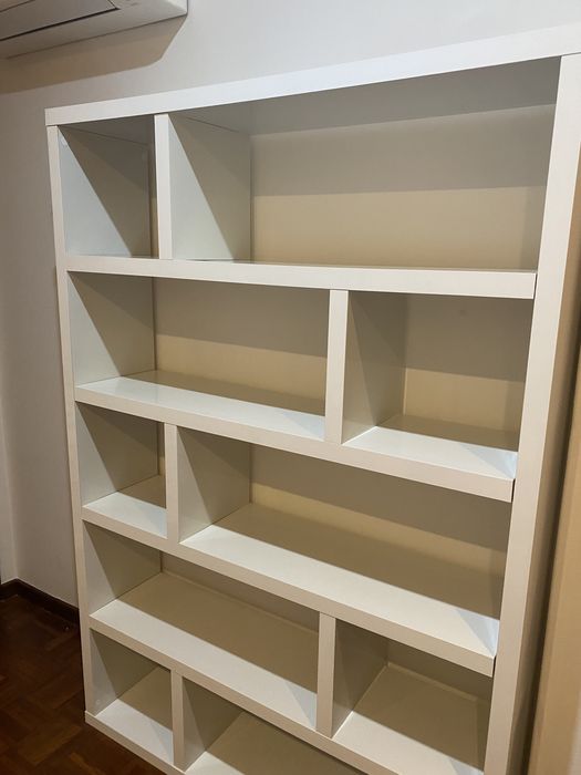 Estante branca com cubiculos
