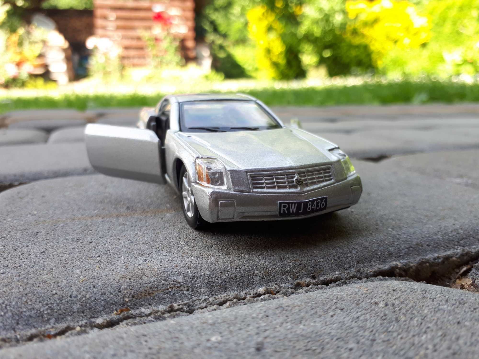 Cadillac EVOQ 1:37, czarne tablice