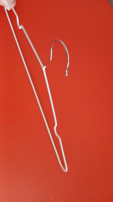 Cabides metalicos brancos