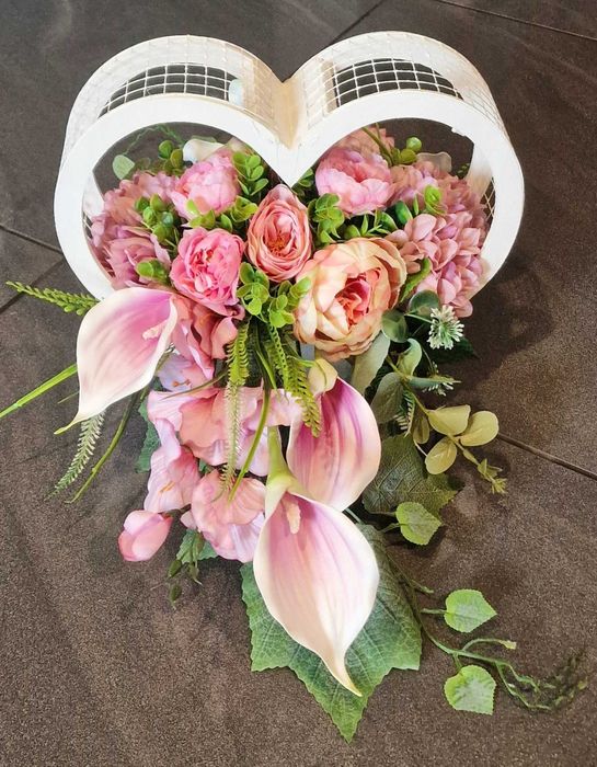 Kompozycja kwiatowa na grób cmentarz stroik serce ikebana Z276