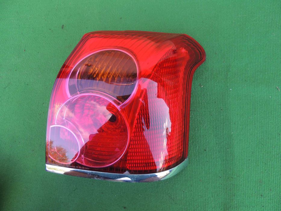 Lampa tył tylna prawa Toyota Avensis T25 03,04,05,06 HB HATCHBACK UK