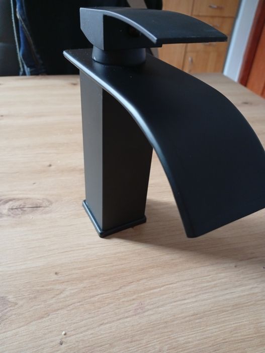 Bateria umywalkowa czarna efekt wodospadu