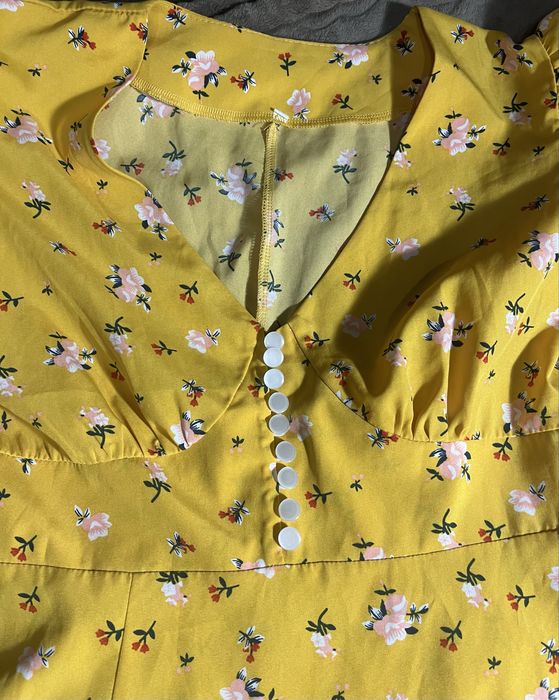 Жовта, легка сукня з квітковим принтом