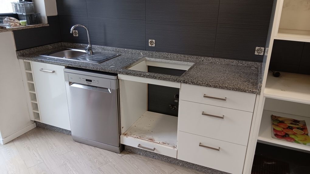 Cozinha em branco com mármore azul