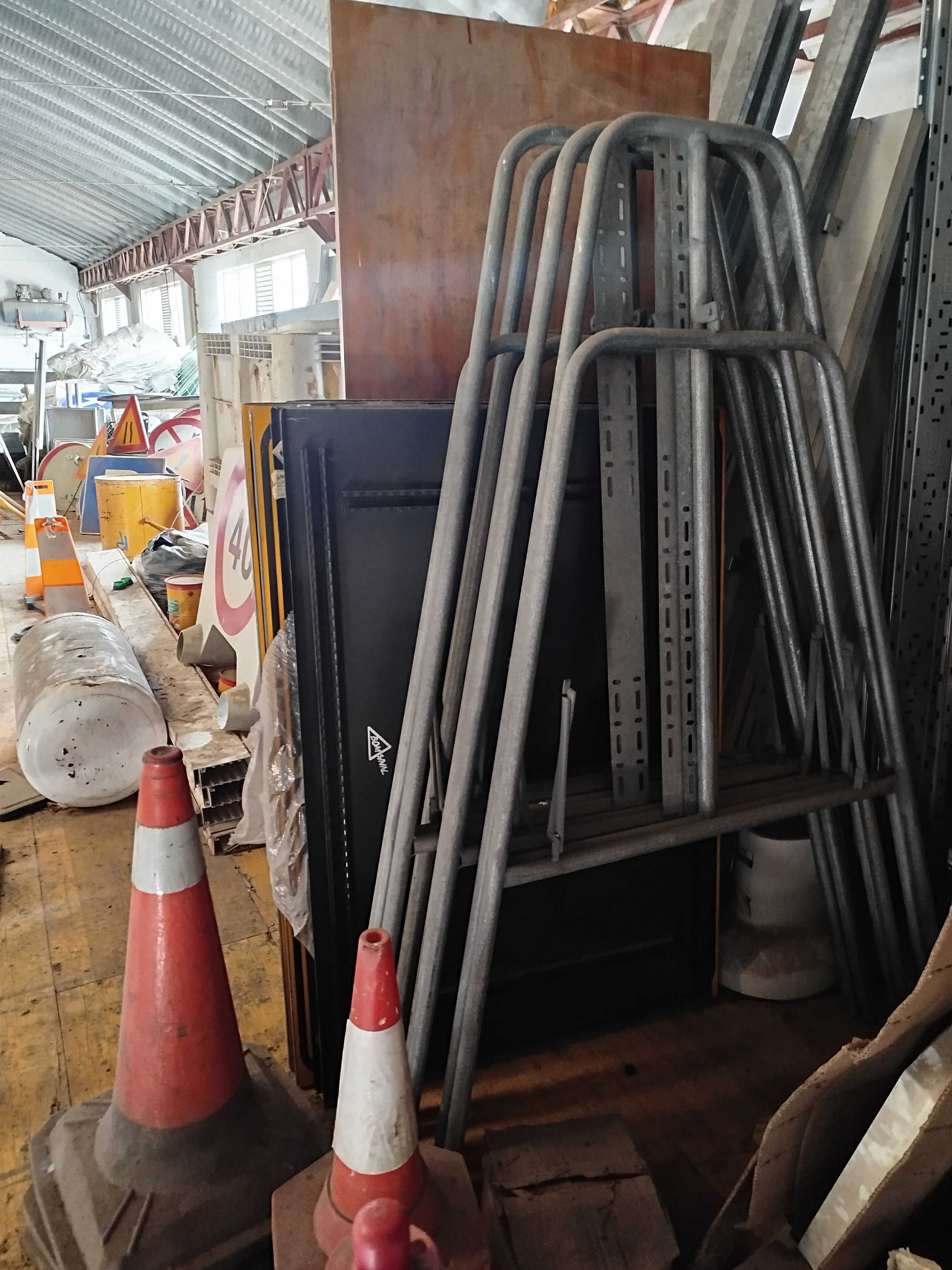 Sinais de transito  e obra diversos