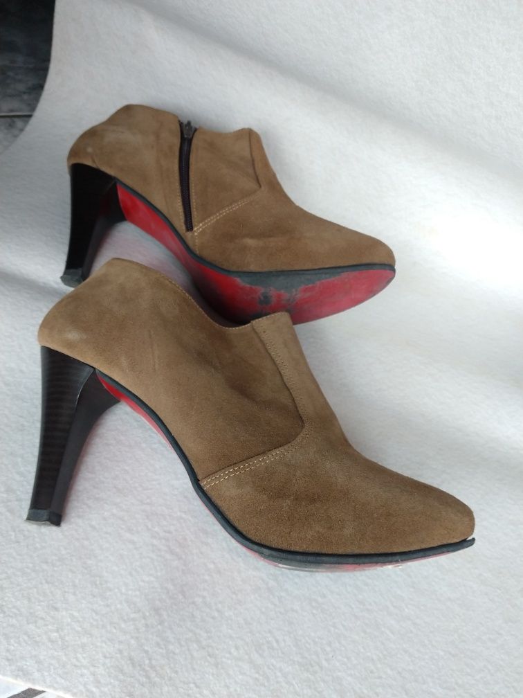 Botins em camurça/pele, cor bege, feitos em PT, tamanho 40
