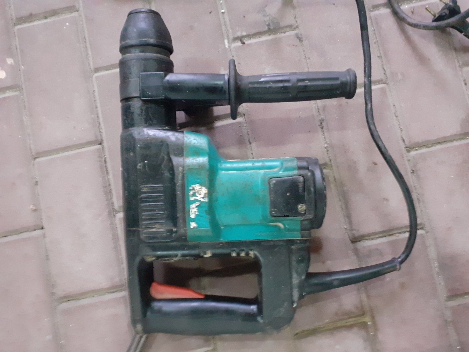 Продам Перфоратор Makita HR3000C