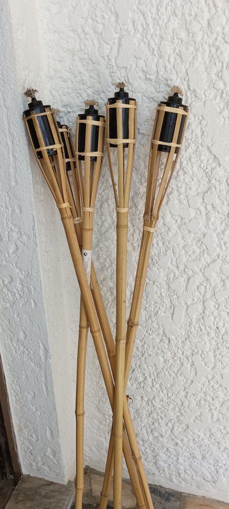 5 tochas de bambu novos, mais líquido para acender.