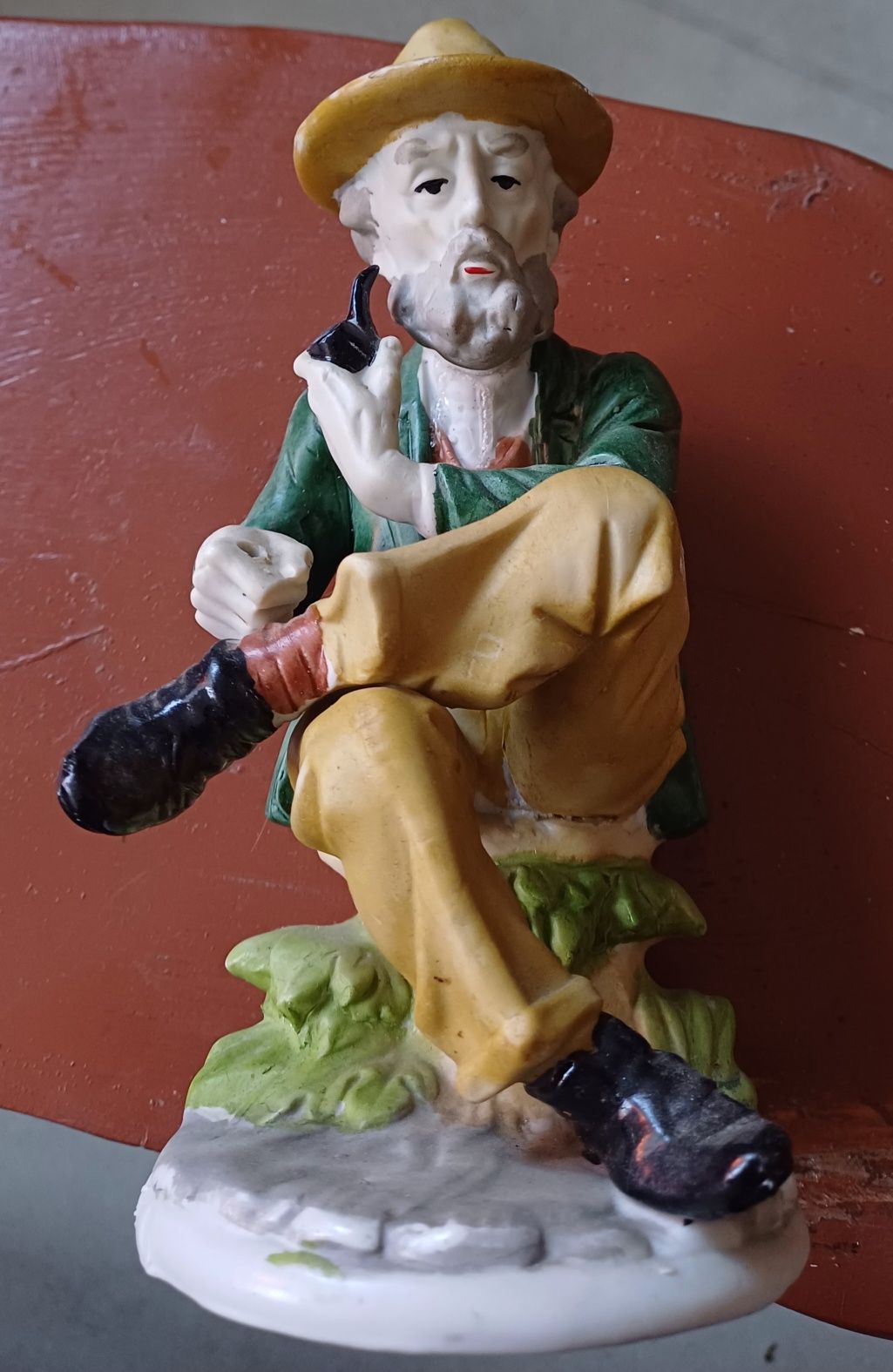 Statuetka Pan z fajkę porcelana