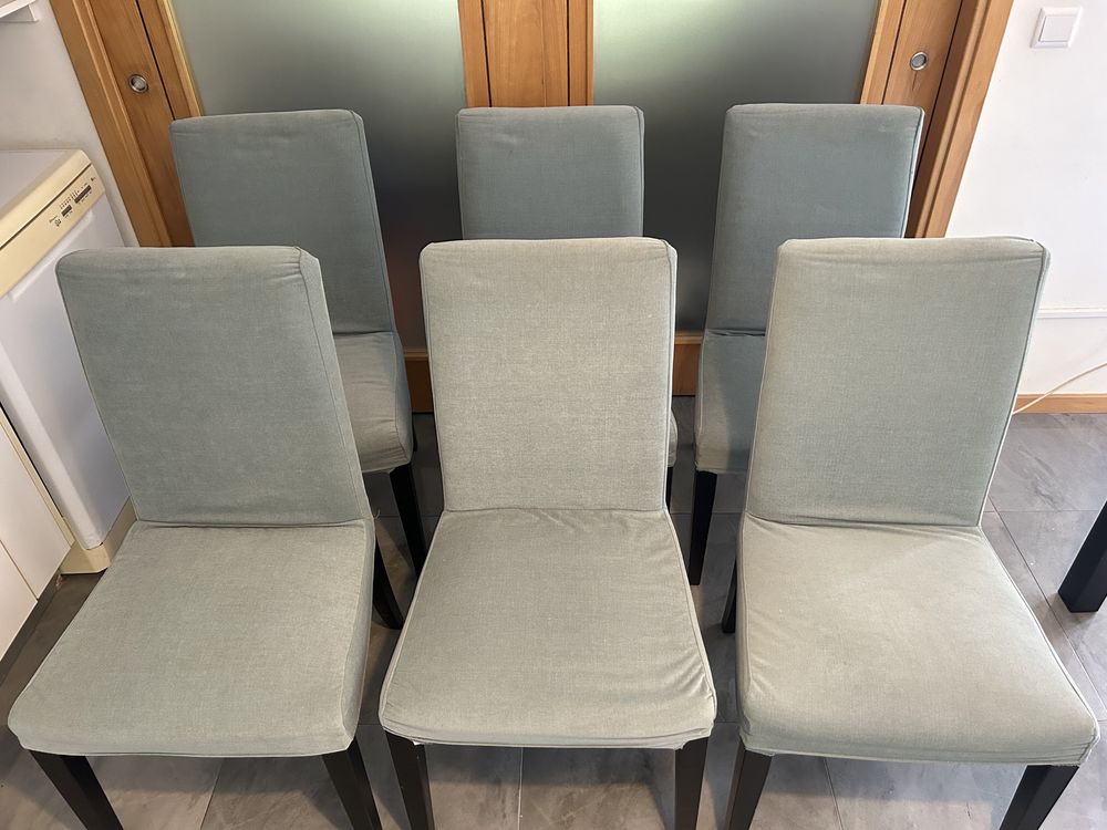 Mesa de jantar e conjunto de cadeiras
